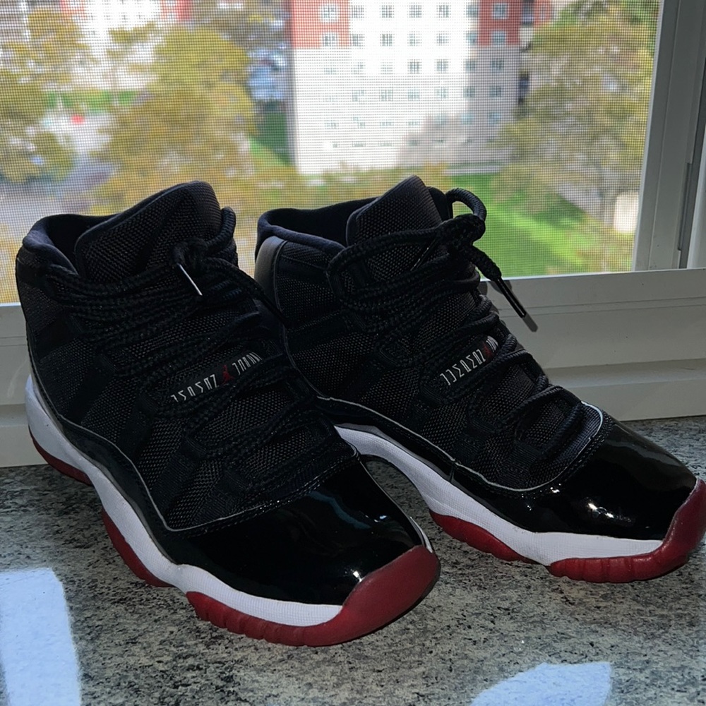 Jordan XI -Black, red and white EUC
